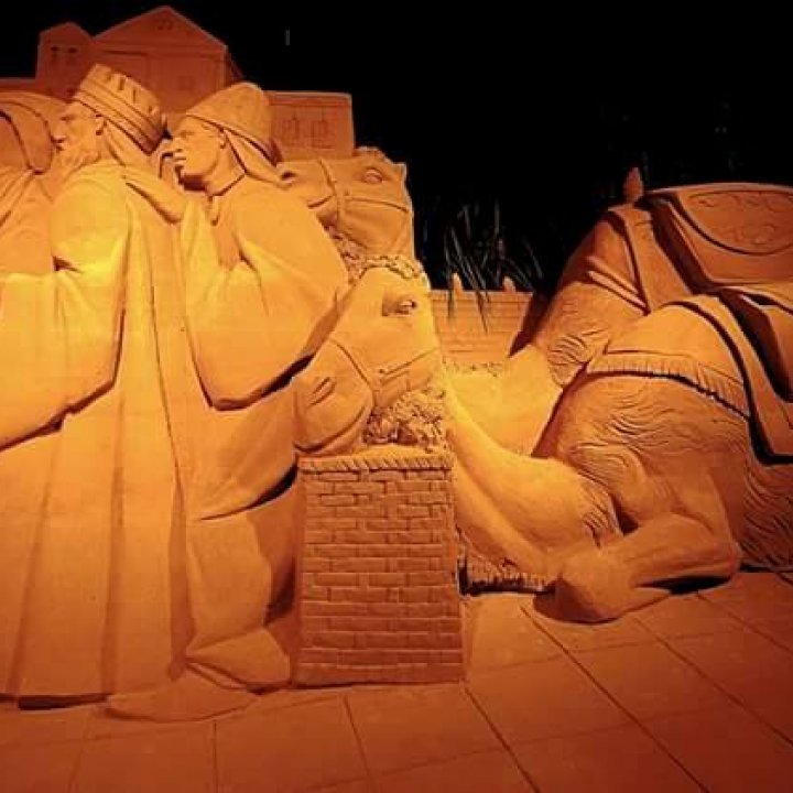 BEFANA AL PRESEPE DI SABBIA BEFANA AL PRESEPE DI SABBIA
