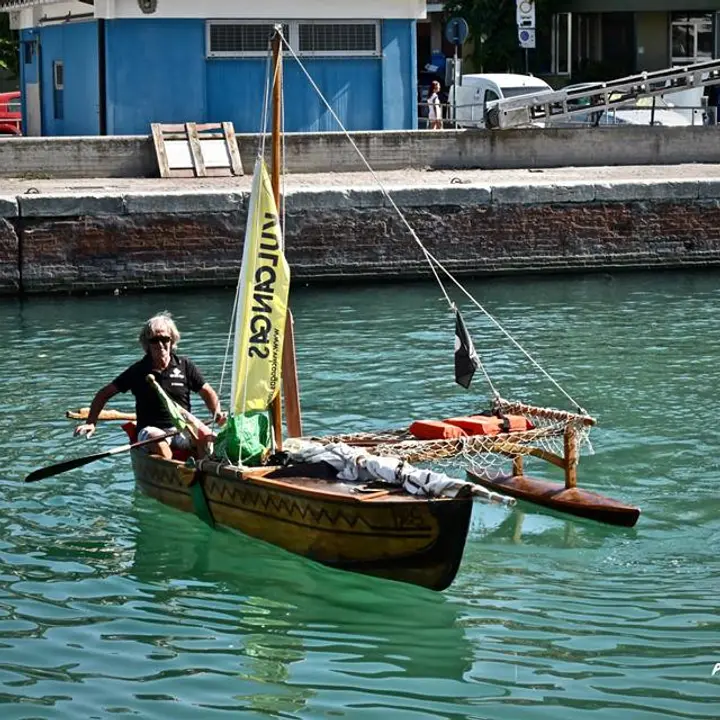 Traversata in solitaria a bordo di una piroga: l'impresa di Stefano Boari