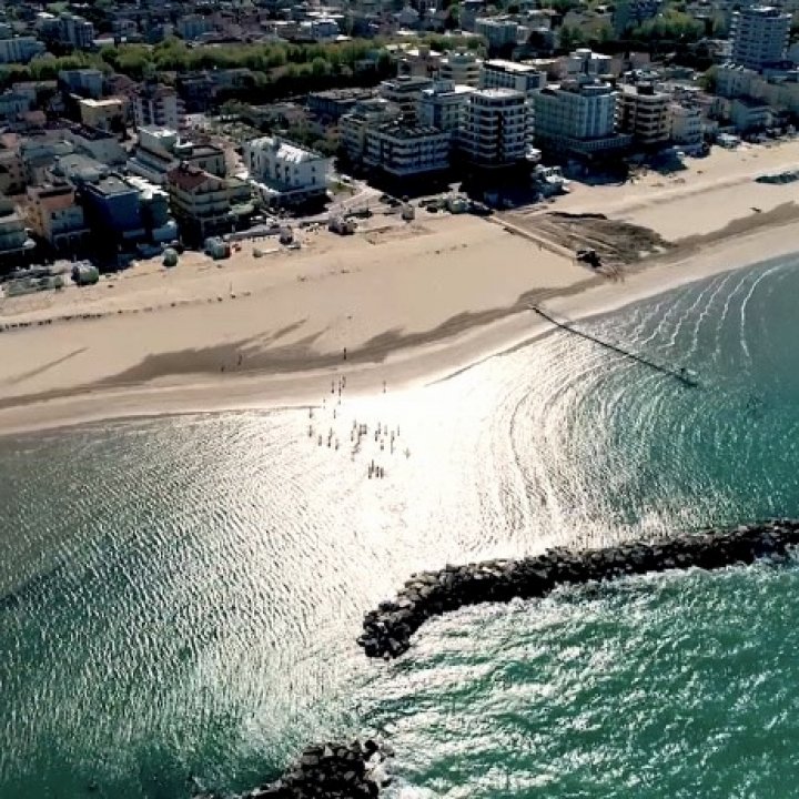 Bellaria Igea Marina si prepara all'estate. Noi vi aspettiamo qui: il video