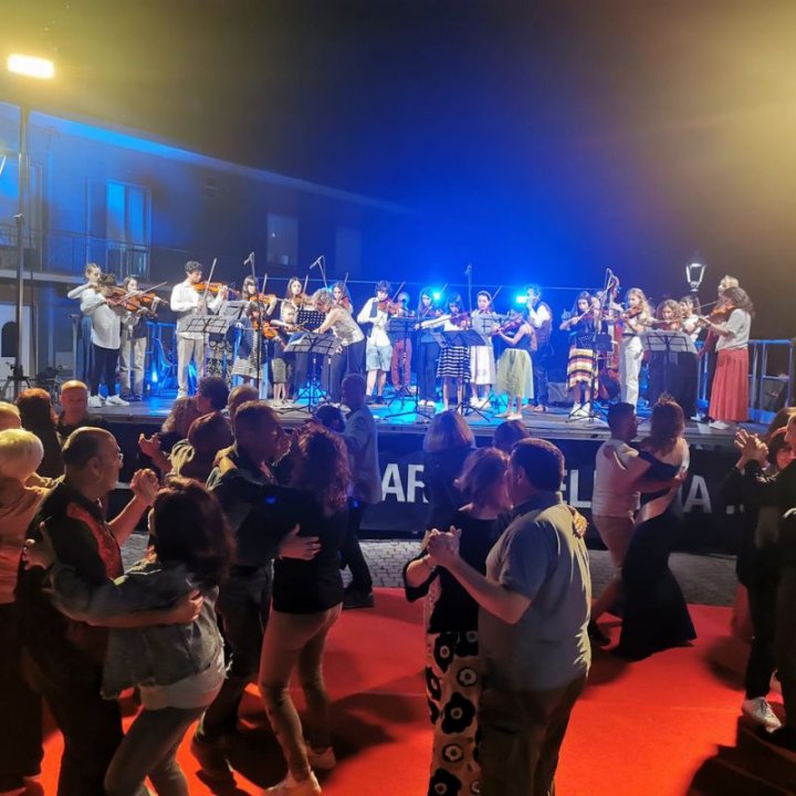 La Borgata che Danza fa il pieno di pubblico e di solidarietà.