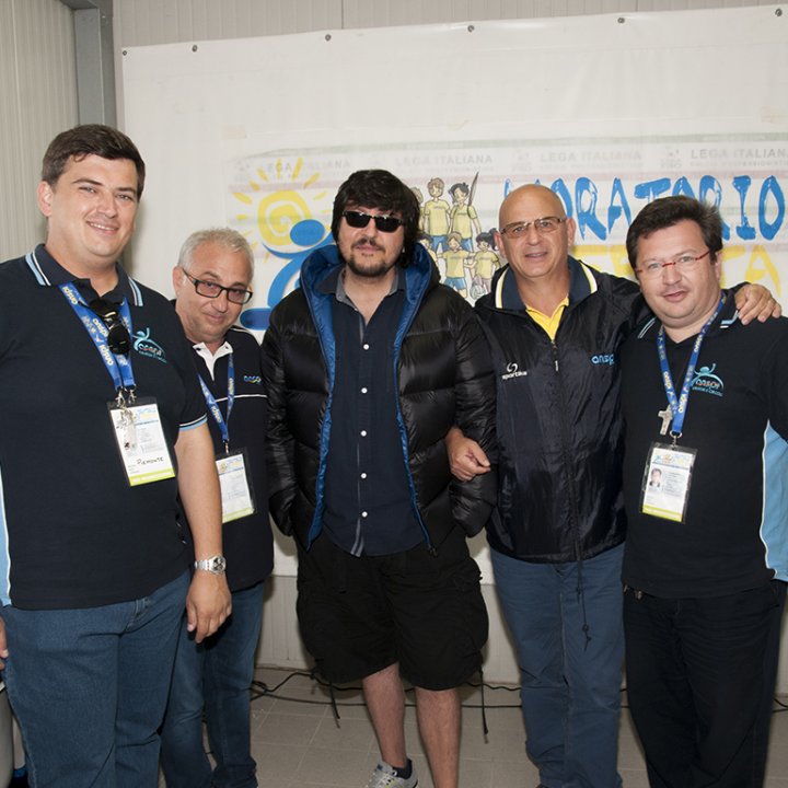 RICKY MEMPHIS, UN PAPA' ALLA FESTA DELL'ORATORIO 