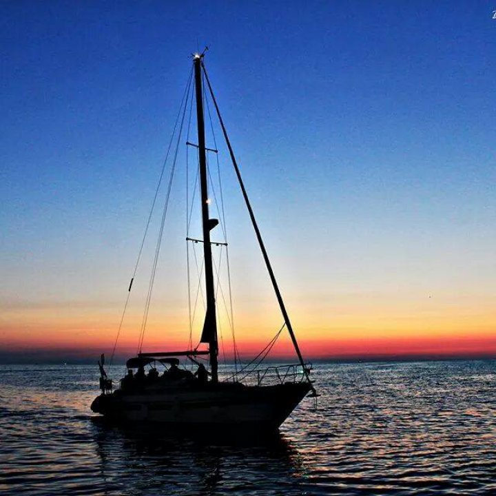 VELEGGIANDO VERSO L'ALBA