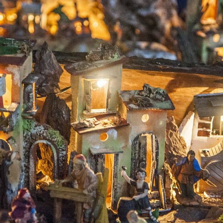 TRADIZIONI E SIMBOLI DEL NATALE TRADIZIONI E SIMBOLI DEL NATALE